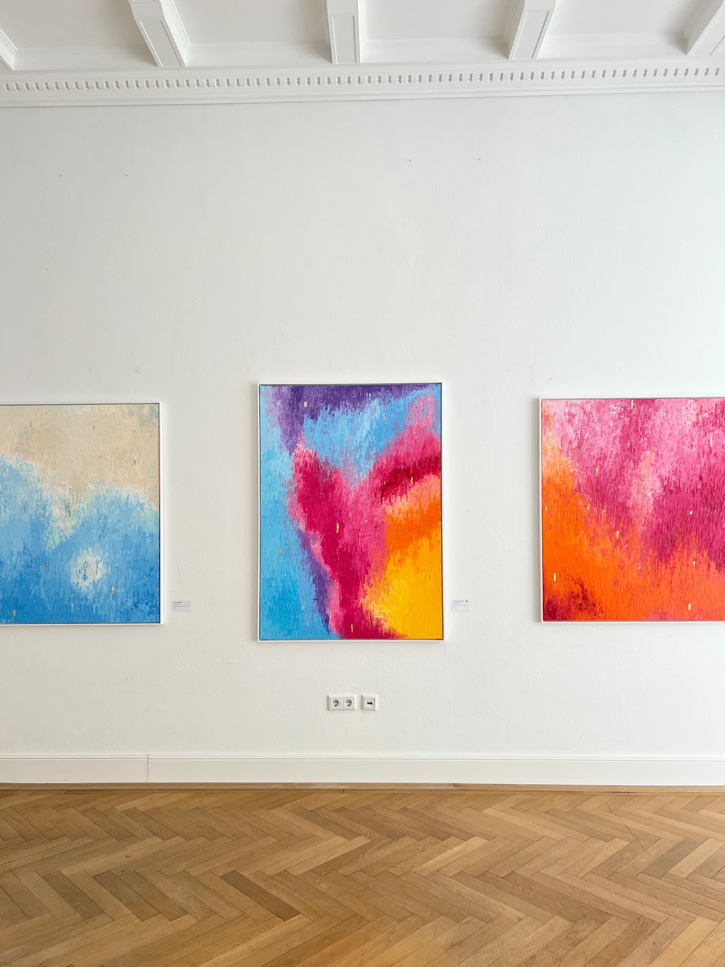 Drei großformatige abstrakte Werke von Carola Fleischhauer in einer Ausstellung